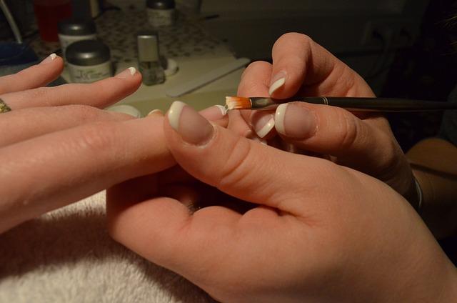 Jak si udělat ‍francouzskou​ manikúru na ​kratší nehty doma